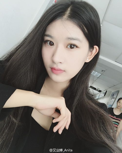 組圖 中戲女生素顏清純大長(zhǎng)腿，網(wǎng)友驚呼“撞臉劉亦菲”